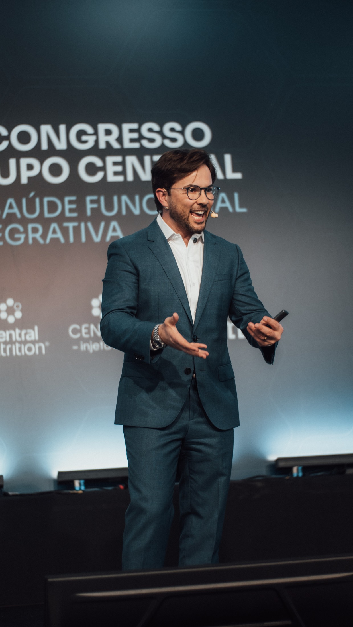 Dr. Adriano Faustino